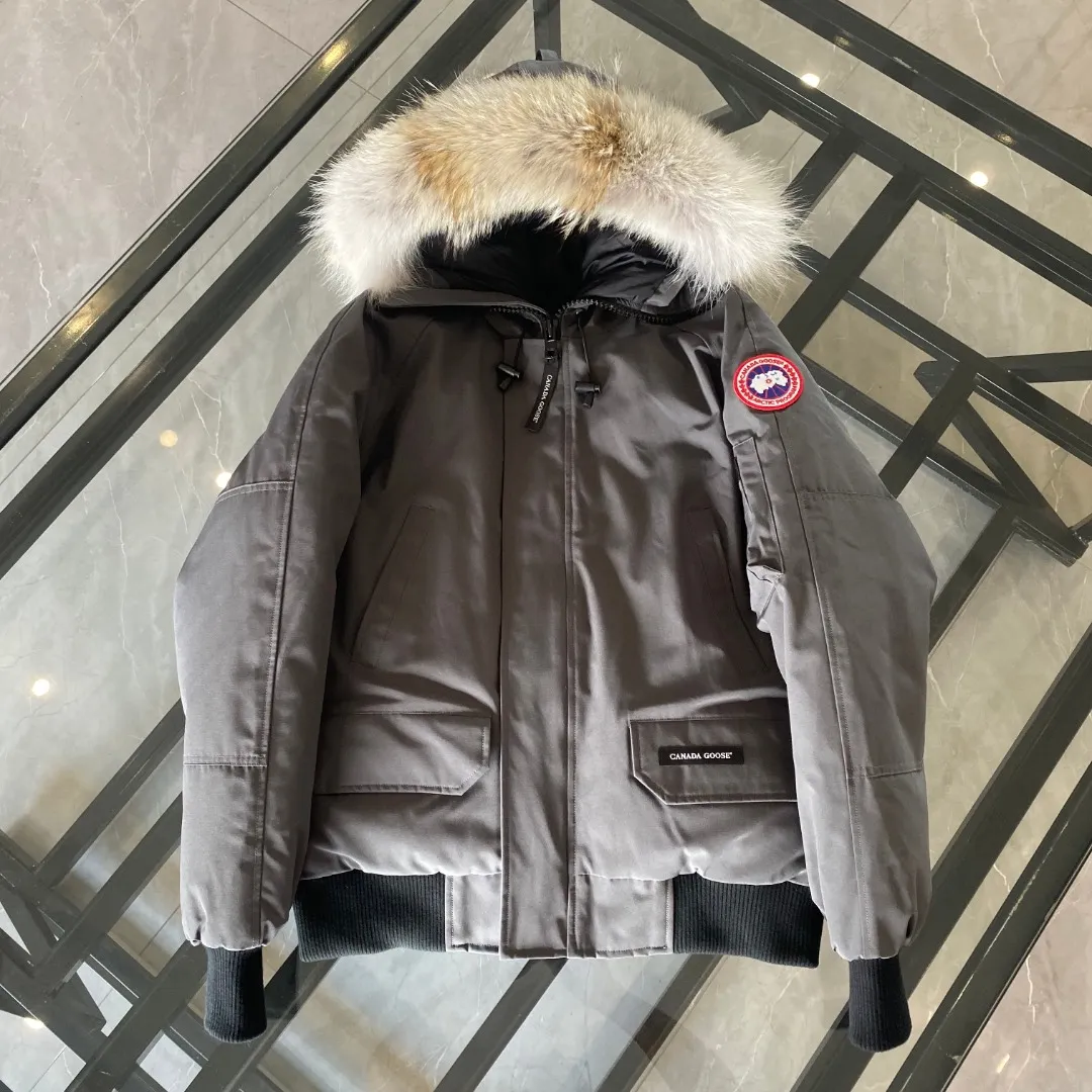 P760 Canada goose/Canada Goose 01 Couple Expedition Parka Down Jacket, authentic original version, you need to compare with the original to check it out at any time, all accessories are customized from the original factory 💯The softness and hardness of the fabric is compared with the original, and it can be restored by kneading at will (fabric misunderstanding: Fabrics with high hardness are not waterproof. Only when you buy the latest authentic version this year will you notice the softness and comfort of the fabric) 💯The down is synchronized with the authentic white duck down, fluffy and not lumpy. Electronically controlled velvet filling machine 💯Customized zippers with authentic YKK military-grade copper core zipper pullers, high hardness and no jamming 💯The fur collar is purchased from Western Canada coyote skin original customization 💯All workmanship and wiring are controlled by workers with more than ten years of experience. They must be horizontal and vertical, and are not allowed to twist. The inner wiring density is more sophisticated. Feel free to compare 💯Big goose label Collar label Washed label Hangtag Zipper cord Pocket label Back label, collar velvet, Velcro fasteners, cuffs, all details are updated simultaneously with genuine products. The best version, the most complete color matching, all kinds of battle products. Color: off-white, black, charcoal gray, navy blue, red, blue. Size: XS-XXL